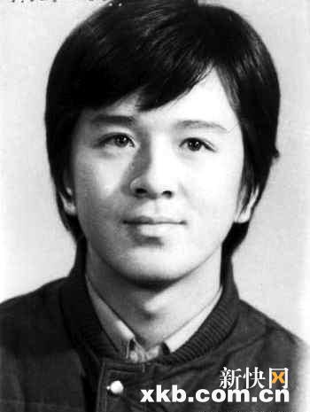 贾宏声老父点烟祭爱子 天才演员毁于毒品(组图