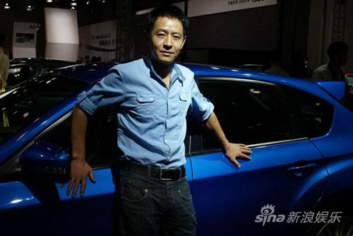 郭晓峰出席名车品鉴活动爱越野也爱飙车(组图)