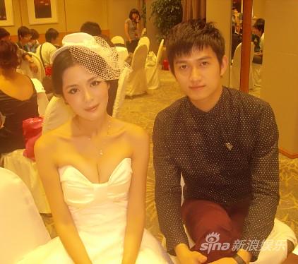 李鑫雨亮相好聚华谊 低胸造型引关注(组图)