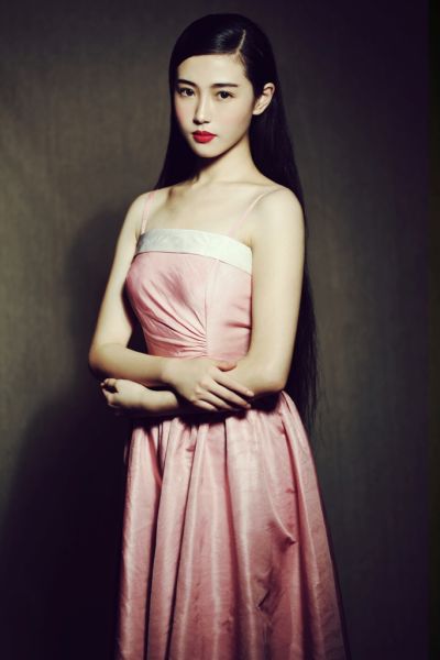 组图:张辛苑古典写真曝光 红唇长发显独特美感