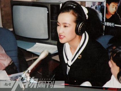 1998年，刘晓庆在电台接受采访（周雁鸣）