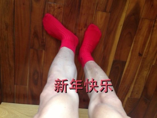 刘烨“美腿”出镜穿红袜：新春大礼(图)