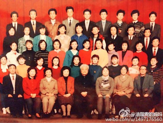 哈文晒91年大学毕业照 与李咏隔一排(图)