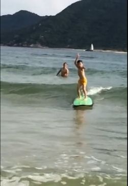 黄健翔7岁爱女学冲浪 姿势标准被赞勇敢
