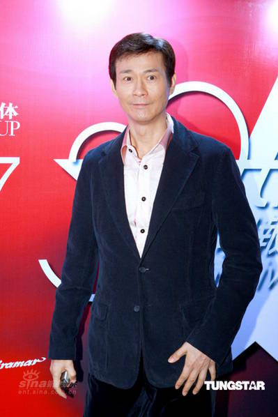 图文:众明星盛装出席活动--郑少秋气宇轩昂