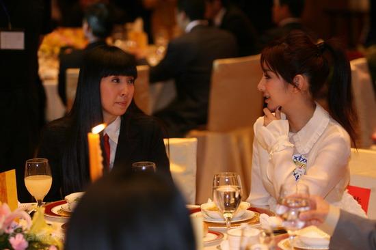 图文：慈善排行榜慈善晚宴--陶虹黄奕轻松交谈