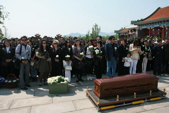 [八卦江湖]5月13日,陈晓旭下葬仪式在北京天寿