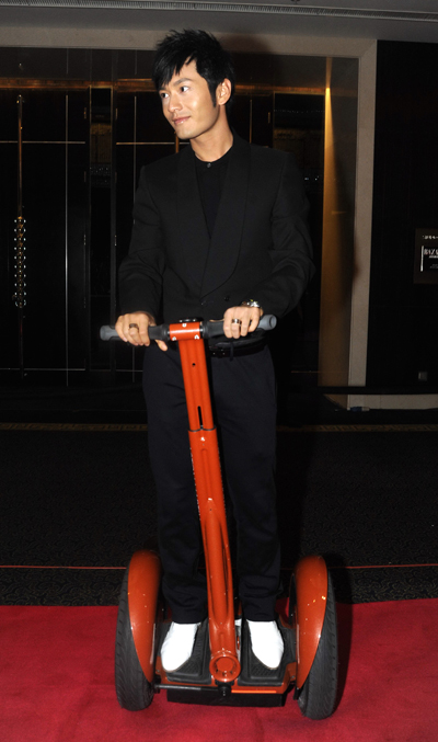 众星出席品味成功领袖会 齐赞成龙最有范