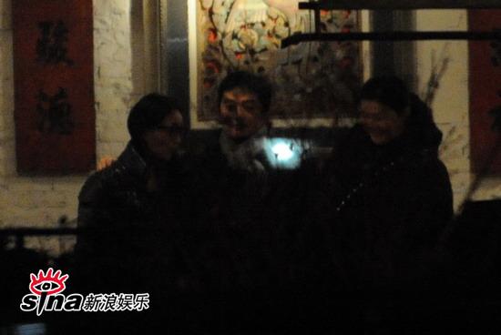 周迅深夜会友遭同行男子搂肩