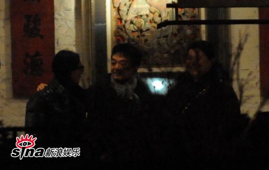 周迅深夜会友遭同行男子搂肩