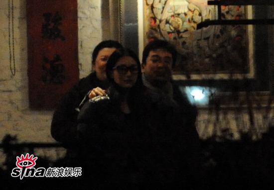 周迅深夜会友遭同行男子搂肩