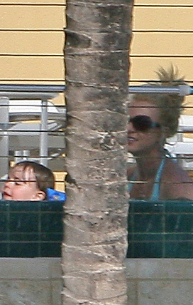 布兰妮穿粉绿色比基尼 与儿子泳池戏水