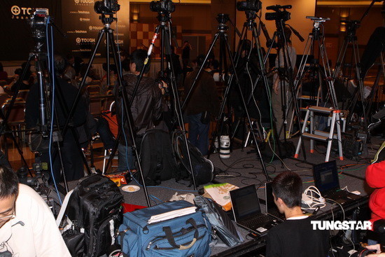 阿娇蛰伏一年感悟生命力量 从灾民中学会坚强