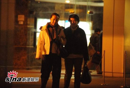 蒋雯丽与朋友逛街散心【图】