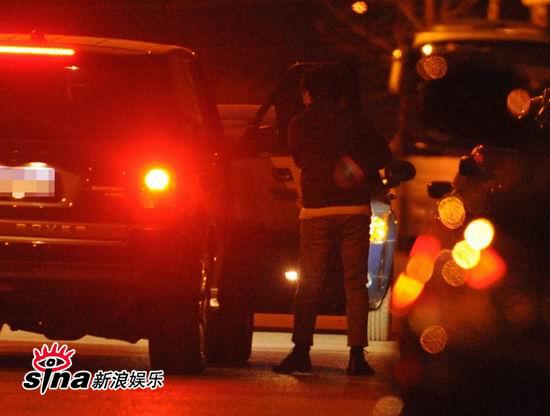 蒋雯丽与朋友逛街散心【图】