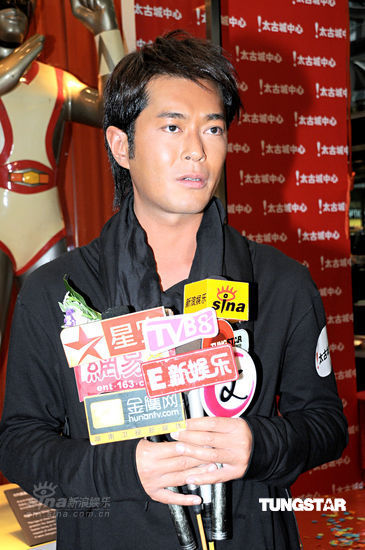 古天乐探究奥特曼系列公仔童心未泯