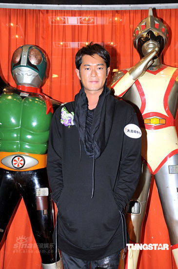 古天乐探究奥特曼系列公仔童心未泯