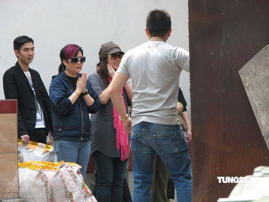 陈淑芬悼念张国荣 素颜郑欣宜大方任拍