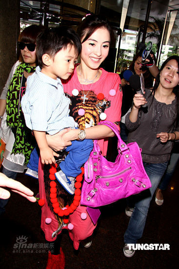 张柏芝lucas出游秀亲子装 赴小s住所叙旧【图】