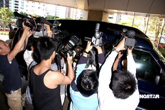 张柏芝lucas出游秀亲子装 赴小s住所叙旧【图】