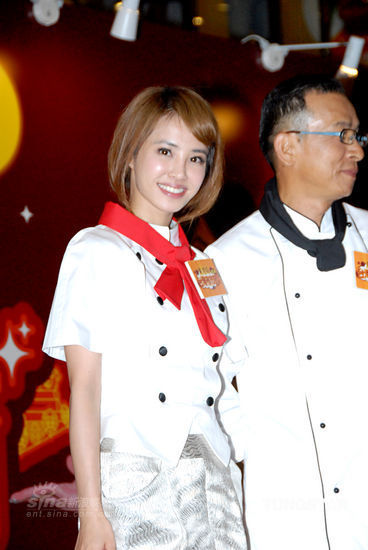 蔡依林化身美女小厨师 不顾形象狂吃美食【图】