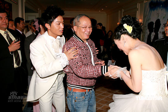 图文:胡诺言陈琪大婚--胡诺言和陈琪与友人合照