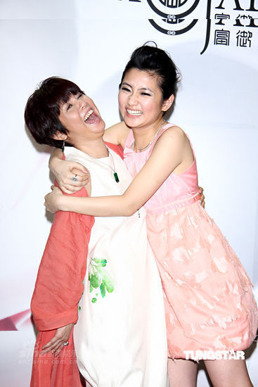 selina与妈妈首次同台 提前送母亲节礼物【图】