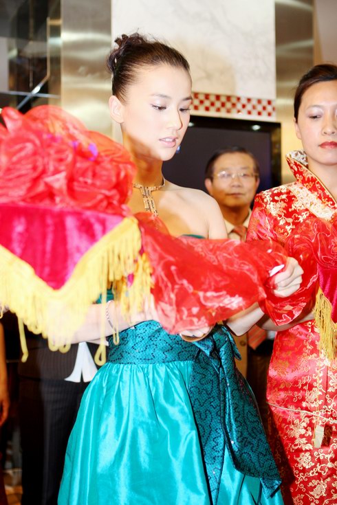 黄圣依代言国际珠宝 获赠天琴美钻【图】