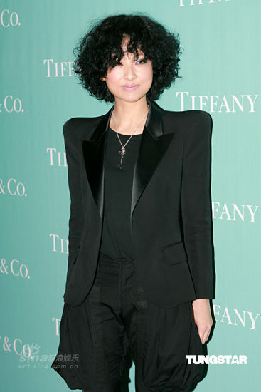 容祖儿穿黑色皮背心走秀 徐濠萦秀爆炸头【图】