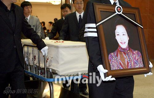 组图:《大长今》郑尚宫出殡 文根英李多海悼念