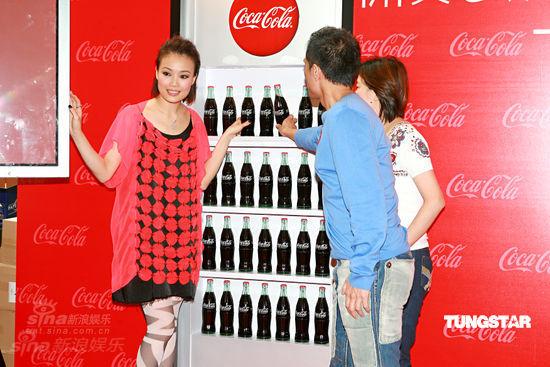 容祖儿红裙俏皮亮相 闹市宣传引万千歌迷【图】