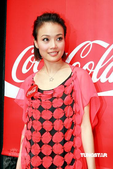 容祖儿红裙俏皮亮相 闹市宣传引万千歌迷【图】