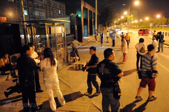 媒体彻夜苦等未见满文军 看守所外媒体大战【图】