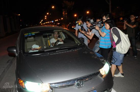 媒体彻夜苦等未见满文军 看守所外媒体大战【图】