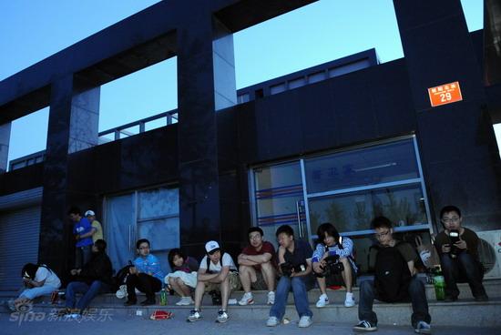 媒体彻夜苦等未见满文军 看守所外媒体大战【图】