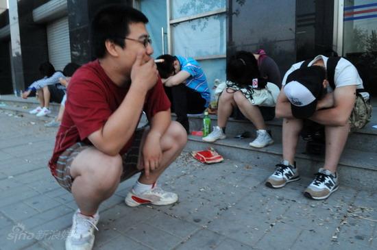 媒体彻夜苦等未见满文军 看守所外媒体大战【图】