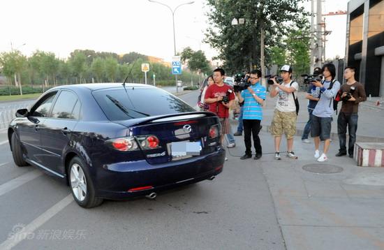 媒体彻夜苦等未见满文军 看守所外媒体大战【图】