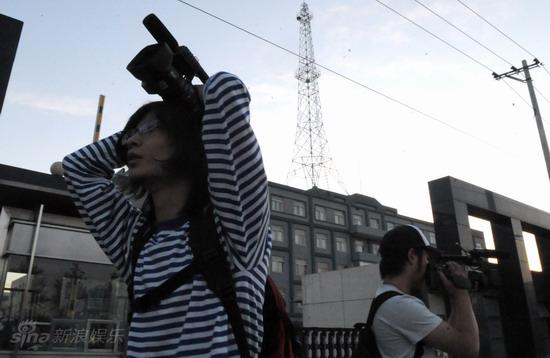 媒体彻夜苦等未见满文军 看守所外媒体大战【图】