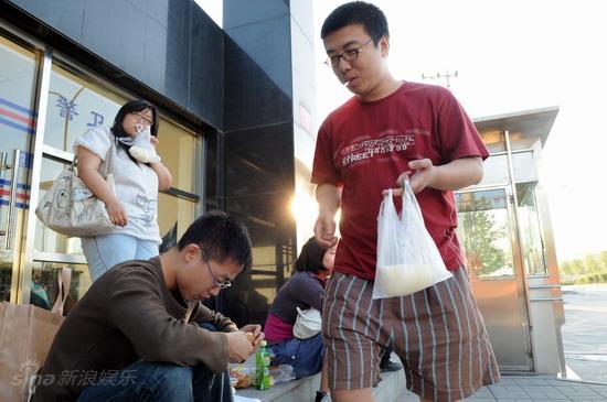 媒体彻夜苦等未见满文军 看守所外媒体大战【图】