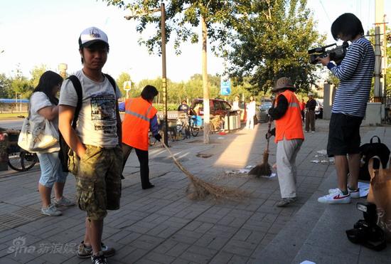 媒体彻夜苦等未见满文军 看守所外媒体大战【图】