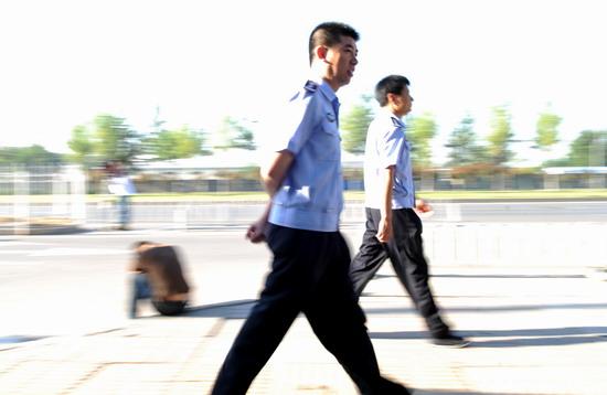 媒体彻夜苦等未见满文军 看守所外媒体大战【图】