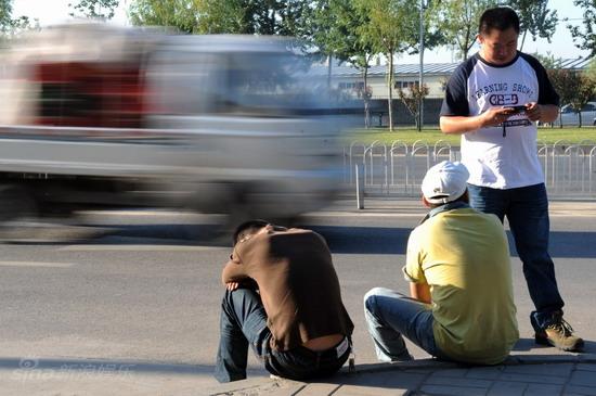 媒体彻夜苦等未见满文军 看守所外媒体大战【图】