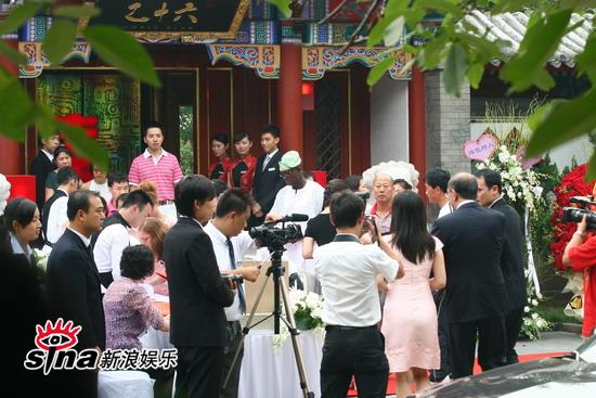 图文:刘烨北京婚礼直击-签到台前挤满嘉宾