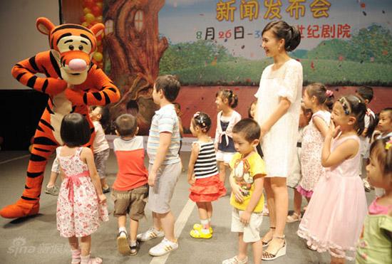 陈好关爱儿童成长 与维尼携手推行环保【图】