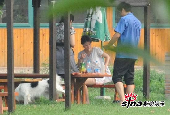 周海媚开心遛狗玩 慵懒抽烟与服务员争执【图】