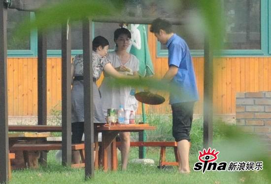 周海媚开心遛狗玩 慵懒抽烟与服务员争执【图】