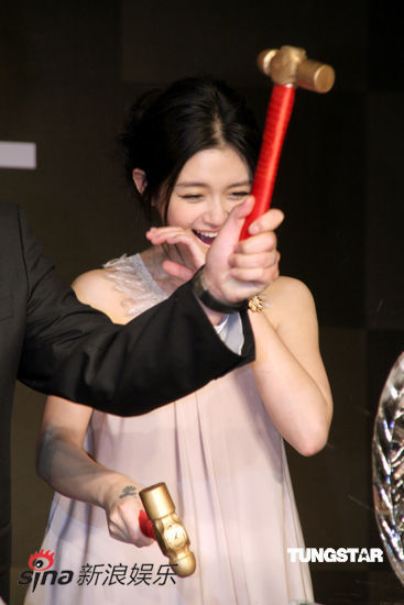 大s着米色长裙代言 清新形象显窈窕身姿