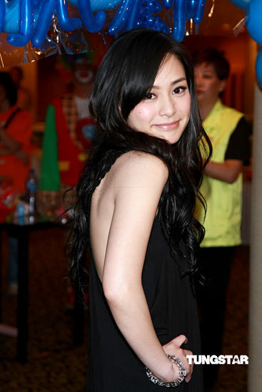 阿娇一身成熟女人味 坦言想出书记录人生【图】