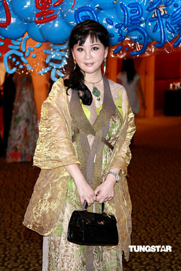 阿娇一身成熟女人味 坦言想出书记录人生【图】