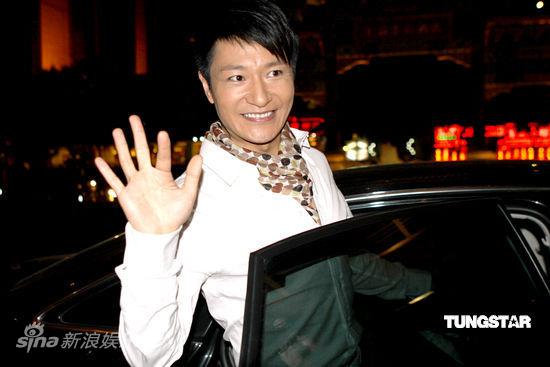 众星推广购物理念 张静初获赠顶级战靴【图】